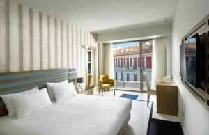 雅典Athens Tiare by Mage Hotels的酒店客房设有一张床和一个阳台。