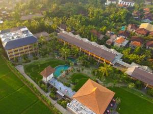 乌布Alaya Resort Ubud的享有带游泳池和大楼的度假村的顶部景致