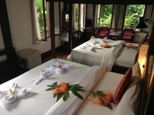 琅勃拉邦库姆桑通精品别墅的花房里三张床