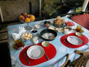泰拉维Dima's Guesthouse的桌上放有盘子和碗的食物