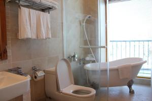 成功镇油桐花坊台东馆的浴室配有卫生间、浴缸和水槽。