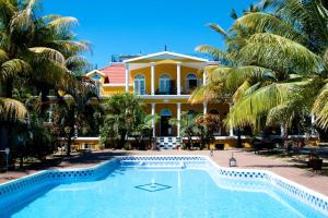 路易港毛里求斯阿娜考别墅酒店的一座大房子,前面设有一个游泳池
