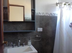 诺诺Posada Buen Camino的一间带水槽和镜子的浴室