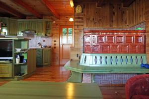 Padeški VrhNatural Wooden Sweetheart的小屋内的厨房设有绿色橱柜和柜台