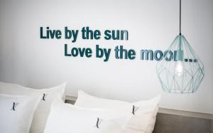 蒂锡利维Venus Resort的靠太阳的爱活着,用最黑胶的壁画贴纸