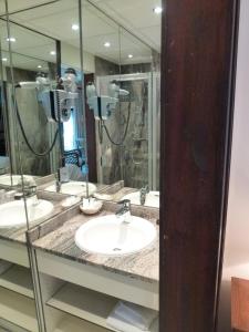 阿尔斯霍特卡斯迪尼乌兰酒店的一间带三个水槽和大镜子的浴室