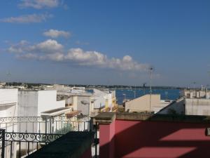 切萨雷奥港Bilo Olivieri Porto Cesareo的城市景观,建筑和水体