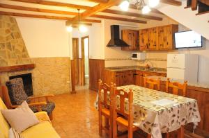 阿罗约弗里奥Alojamientos Rural Tejerina的厨房以及带桌椅的用餐室。