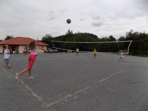 HeřmaničkyHoliday House Adrelot的一群儿童玩排球