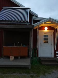 Sangis桑吉斯汽车旅馆营地的白色门和灯的房子