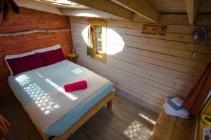 萨克雷克尔萨格奈卡罗佩里特酒店的小木屋内一间卧室,配有一张床