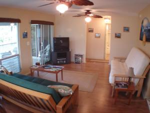 WaimanaloAll Inclusive Waimanalo Beachlots, Sleeps 8的带沙发和电视的客厅