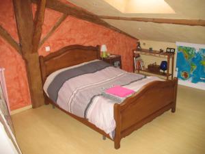格拉讷河畔奥拉杜尔La Croix De Camargue的阁楼卧室配有木床