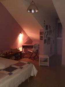 圣勒Chambre d'Hôte Ti coin Tranquille的一间卧室配有一张床、一张桌子和一把椅子