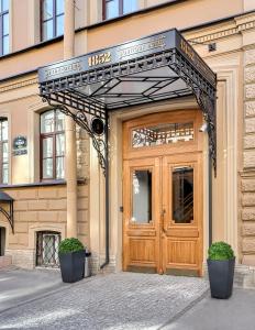 圣彼得堡1852精品酒店的木门的建筑物入口