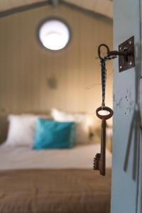 阿德耶Casa Jacinta con jacuzzi的一个带钥匙的门,位于带一张床的房间
