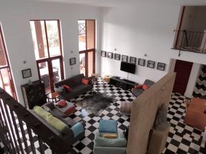 绍斯布鲁姆Sanlameer - Villa Fornasetti的带沙发和电视的客厅