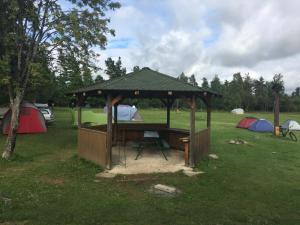 塔查斯卡-鲁穆尼卡塔查尼克国际露营酒店的一个带帐篷的田野凉亭