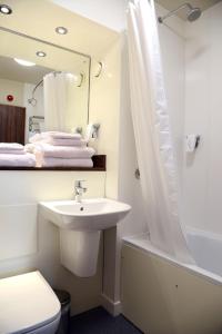 德比Blue Jay, Derby by Marston's Inns的一间带水槽、卫生间和镜子的浴室