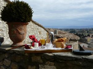 弗代纳瓦德内城堡酒店的一张桌子,墙上挂着食物和饮料