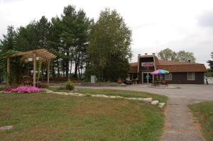 MarysvilleSt. Clair Camping Resort的一座带凉亭和野餐棚的建筑