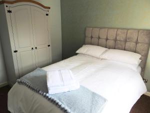 海塞Exquisite Apartment Hessle的床上有两条白色毛巾