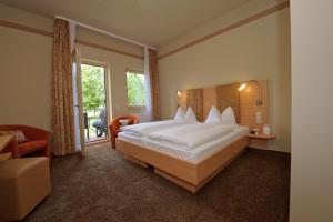 贡岑豪森阿德博恩兰德加特酒店的酒店客房设有床和窗户。