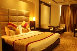 瓜廖尔瓜廖尔丽晶酒店的酒店客房设有一张大床和一张书桌。