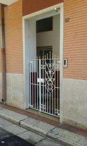 安德里亚Casa vacanza Simone的大楼前的大门