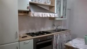 安德里亚Casa vacanza Simone的厨房配有炉灶和水槽