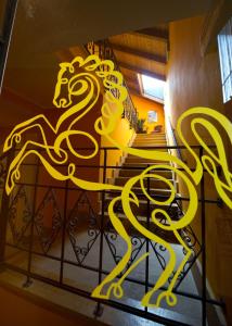 托尔托纳奥尔伯格卡瓦利诺酒店的栏杆上的黄色金属马雕像