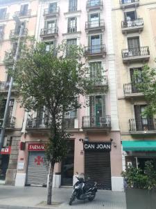 巴塞罗那浪漫巴塞罗那公寓 的停在大楼前的摩托车