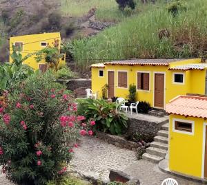 PaulCasa Das Ilhas的享有花园黄色小屋的景色