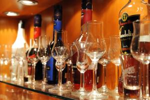维斯普雷姆吉泽拉酒店及餐馆的柜台上放着一束葡萄酒瓶和酒杯