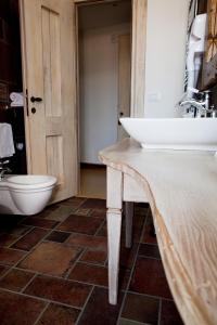 利维松多里博斯克街酒店的一间带水槽和卫生间的浴室