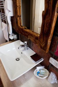 利维松多里博斯克街酒店的浴室设有白色水槽和镜子