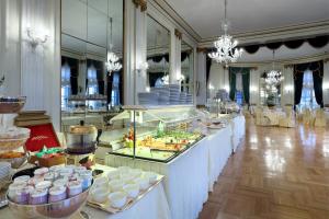 那不勒斯艾克塞尔西亚欧洲之星酒店的客房内的自助餐点,包括食品