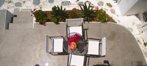 米克诺斯城Chora House的一张桌子上方的花景