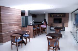 茹阿泽鲁拉波特酒店的一个带木桌和椅子的厨房以及一间女士