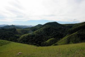 CatuçabaEcopousada João Y Maria的享有绿色山谷和山脉的美景