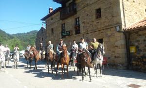 PejandaPosada Casa Molleda的一群人骑马在建筑前