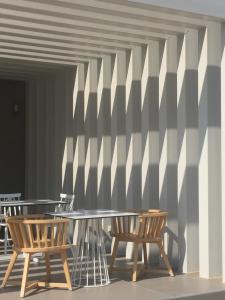 斯塔罗斯菲德拉酒店的一间带桌椅和条纹墙的用餐室