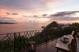 CulebraFour Seasons Resort Peninsula Papagayo, Costa Rica的日落时分享有海洋美景的阳台