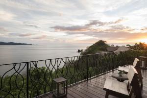 CulebraFour Seasons Resort Peninsula Papagayo, Costa Rica的享有水景的阳台