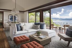 CulebraFour Seasons Resort Peninsula Papagayo, Costa Rica的客厅配有白色沙发和大窗户