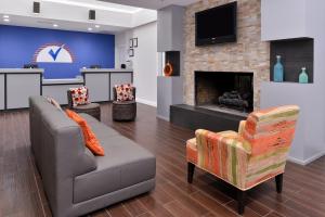 塔尔萨Americas Best Value Inn & Suites Extended Stay - Tulsa的带沙发和壁炉的客厅
