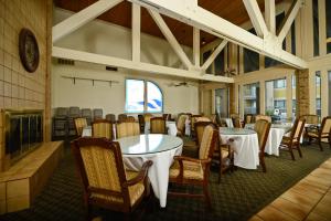 塔尔萨Americas Best Value Inn & Suites Extended Stay - Tulsa的一间带桌椅和壁炉的用餐室