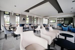 阿宾登史蒂文顿豪斯酒店的一间带白色椅子和桌子的餐厅