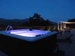 皮尼亚Agriturismo Al Pagan的晚上在庭院里设有一个大型按摩浴缸
