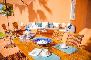 马尼尔瓦Manilva Beach 140的客厅配有桌椅和沙发。